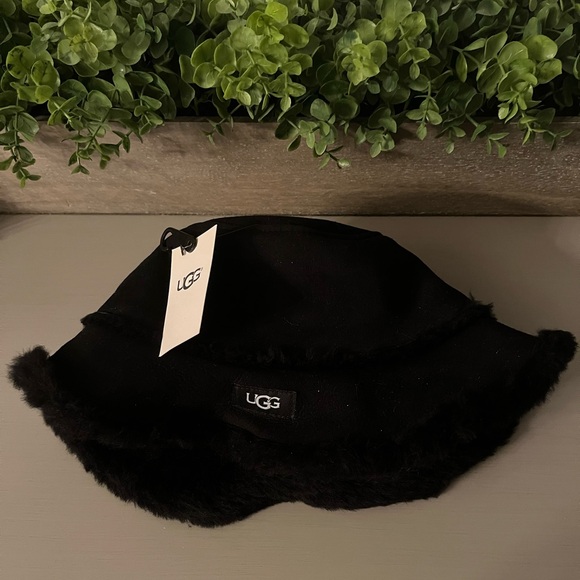 UGG Black Suede Sheepskin Shearling Lined Bucket Hat - Picture 1 of 8